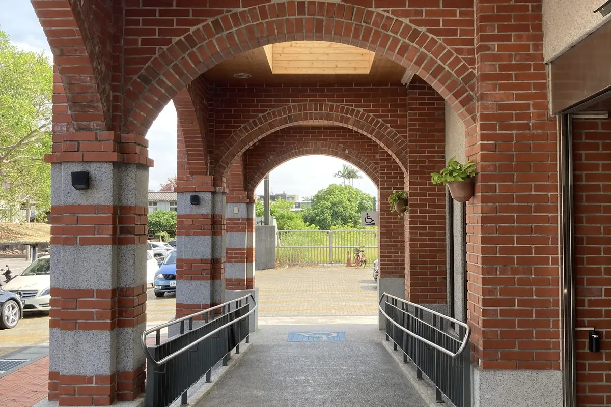 Paso con arcos de ladrillo y una rampa accesible